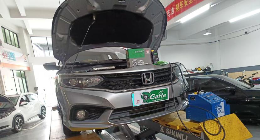 honda-brake-fluid-service-clean-the-system-before-adding-new-fluid-a-honda-vehicle-receives-the-gafle-brake-fluid-maintenance-kit